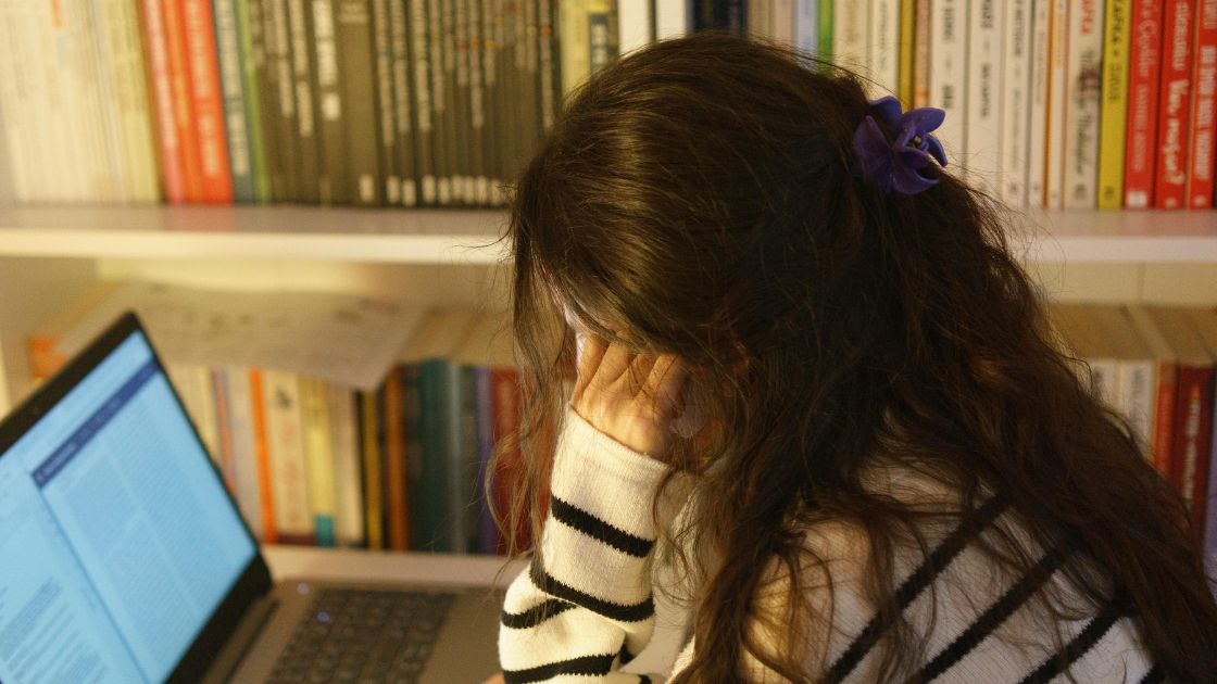 Student with Digital SAT modules, showing how adaptive testing changes difficulty between modules while timing stays fixed.